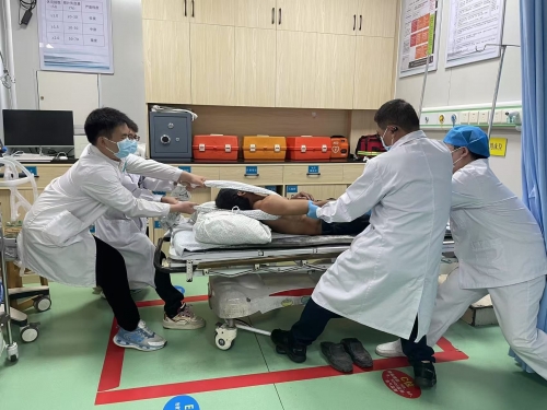【急诊前沿】56岁男子被耕牛所伤致骨折，中医徒手整复