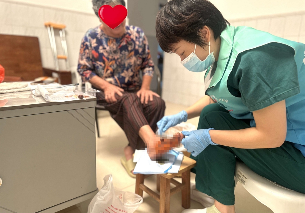 让专业护理“一键到家”——我院“互联网+护理服务”温暖右足截趾术后患者